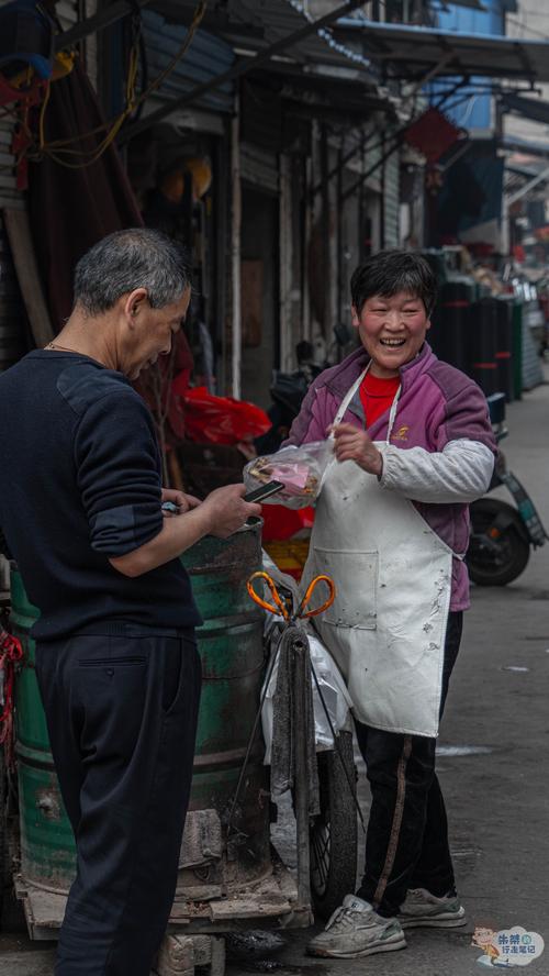 山路口递纸的卖果阿婆