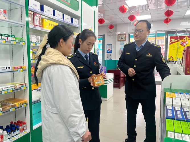 市场监管局工作人员检查门店宣传标语的现场