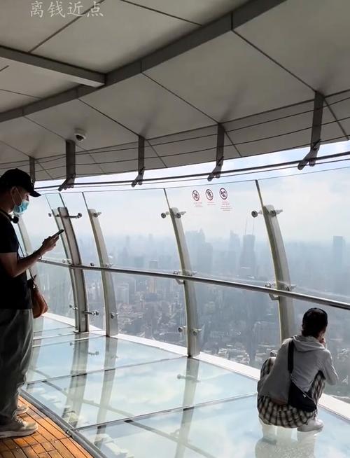 上海东方明珠广播电视塔全透明悬空观光廊内景