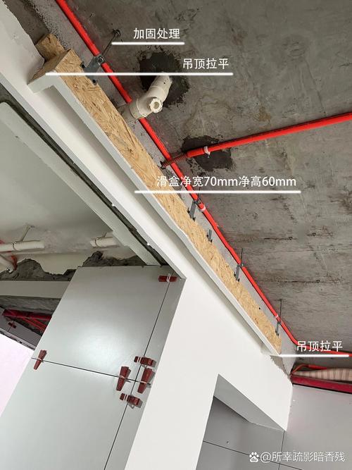 装修师傅安装预埋推拉门轨道