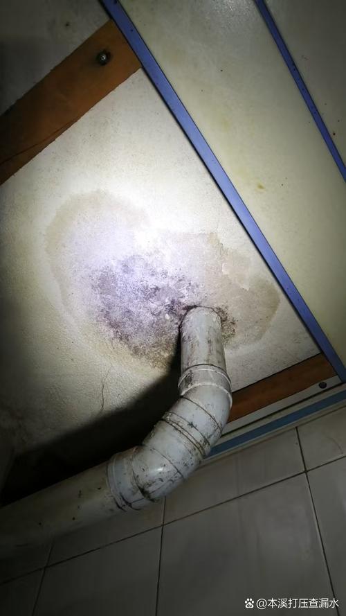 厨房渗漏导致楼下吊顶发黄积水实拍