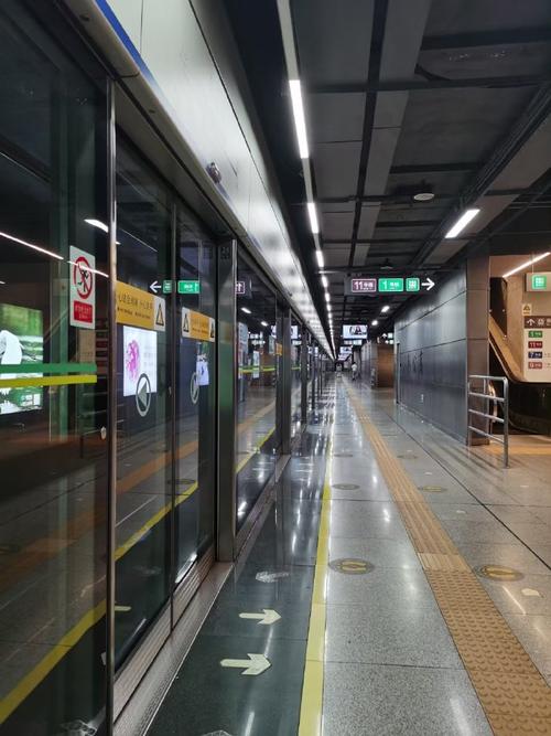 3. 地铁末班车：凌晨的孤独美学