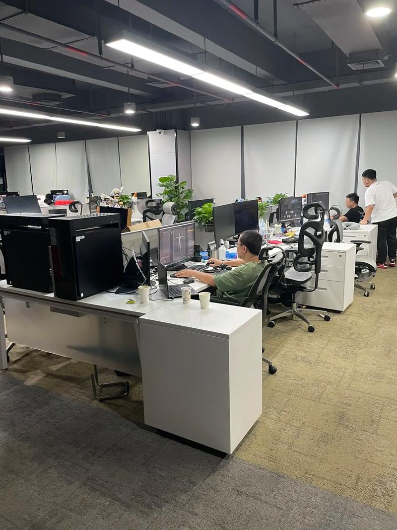 创业公司开放式办公区深夜加班场景