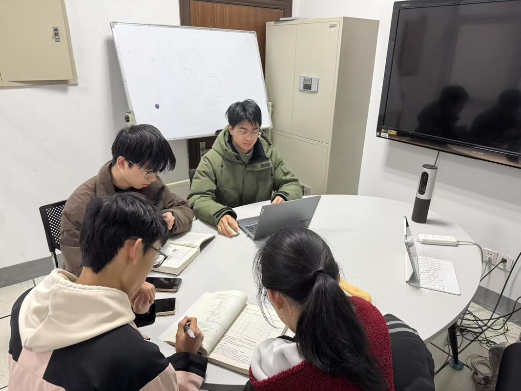 中学生温和辩论课堂小组讨论场景图