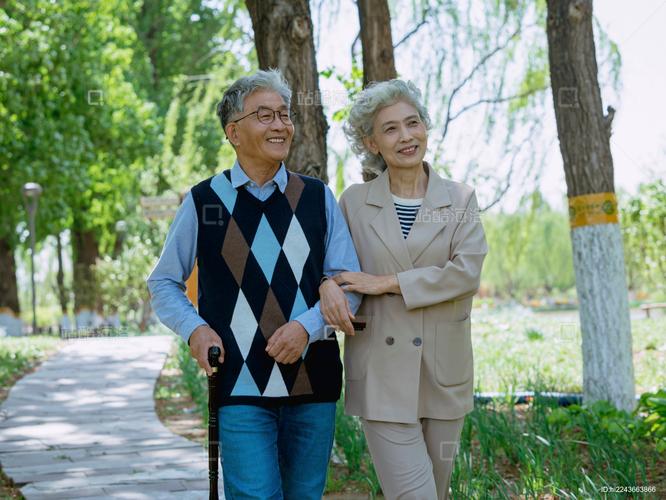 中年夫妻公园散步聊天实拍