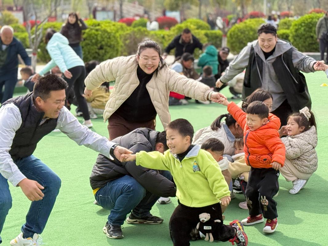 孩子与妈妈小区追赶游戏图