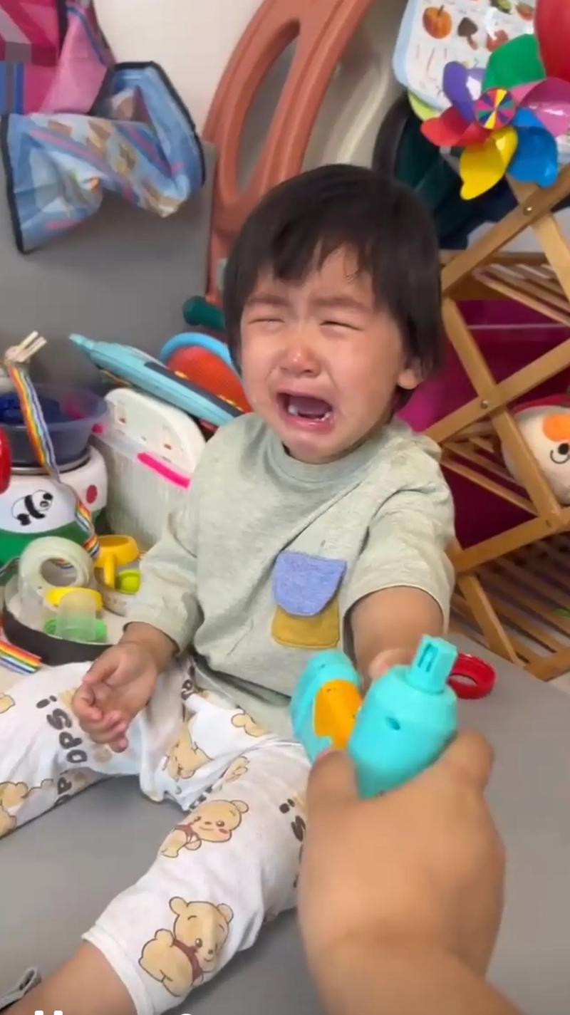 幼儿园孩子被抢玩具委屈表情