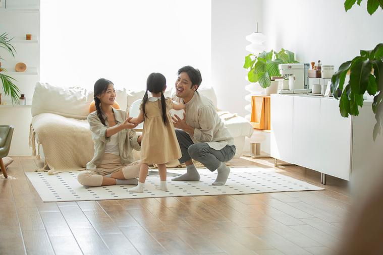 一家三口客厅玩游戏搞笑互动母婴图