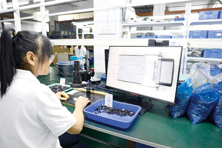 消费电子金属中框批量成熟度检测现场