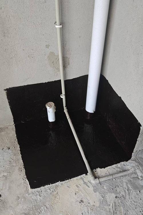 厨房管道根部防水涂料涂刷施工现场