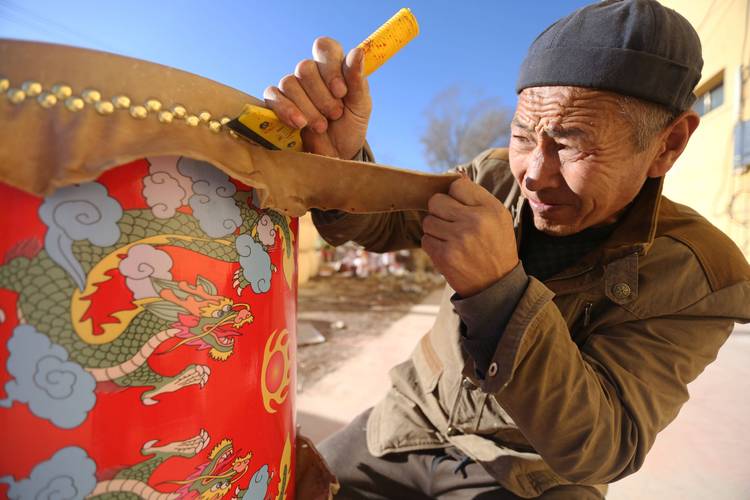 南漳闹年锣鼓老艺人整理牛皮鼓乐器