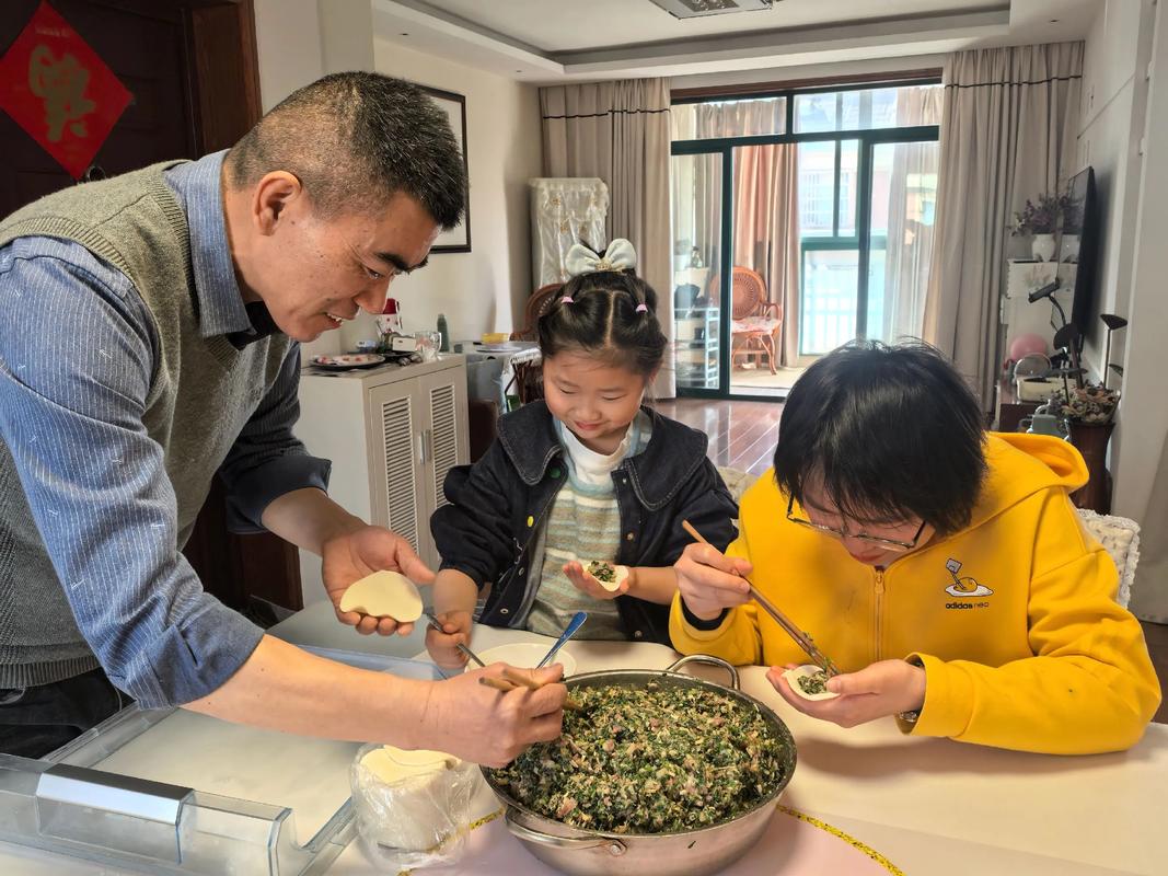 祖孙在厨房一起包饺子的温馨侧影