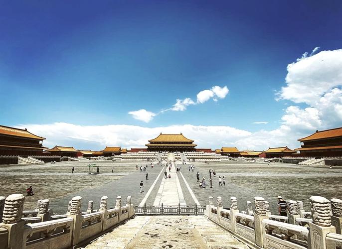 清晨无人时的故宫太和殿广场