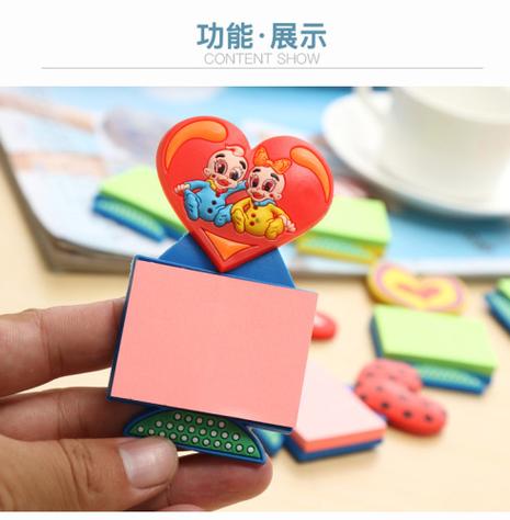 家庭客厅冰箱 孩子贴彩色便签的温馨场景