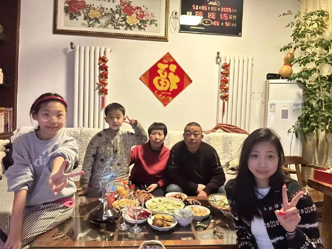 一家人围坐看搞笑视频笑得前仰后合