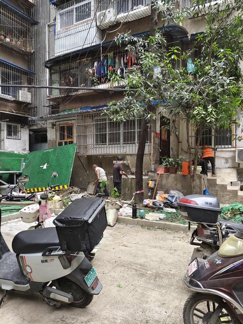 小区业主违规改建占用公共空间现场图