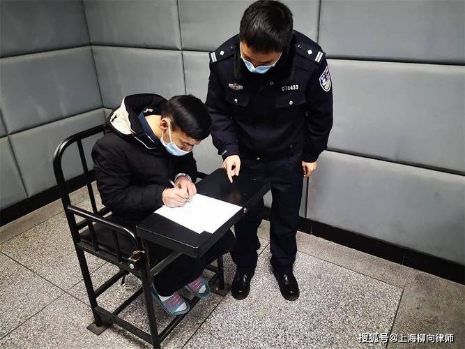 犯罪嫌疑人签署讯问笔录场景实拍
