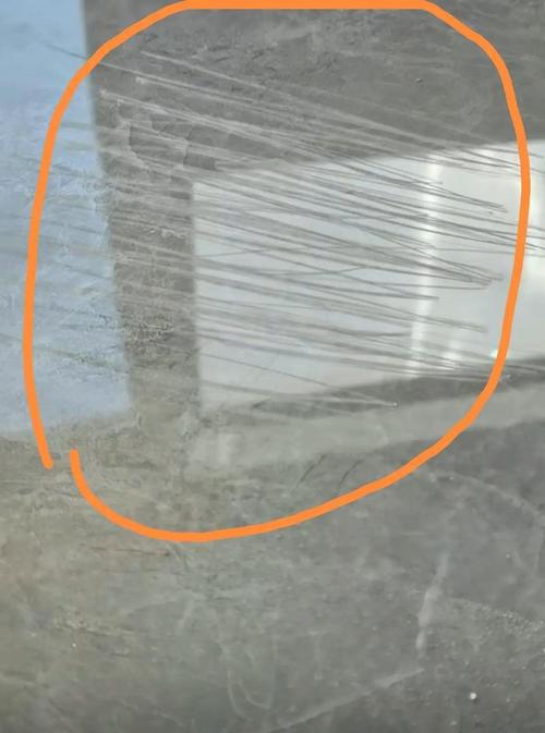 微晶石地面使用后细微划痕特写