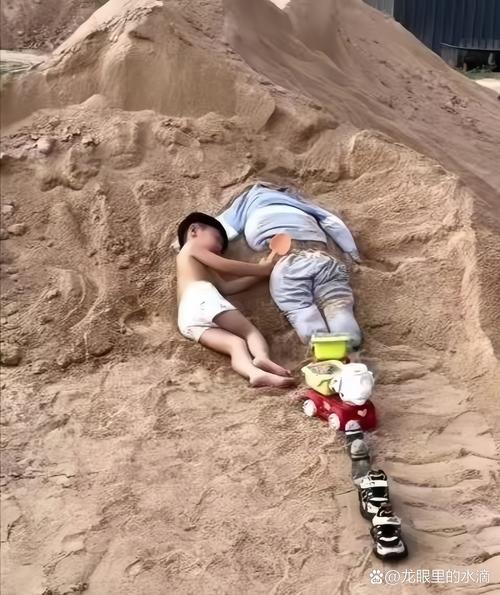 爸爸趴在地上和孩子玩隧道游戏