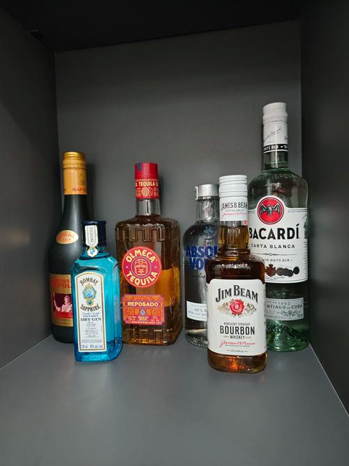 六大基酒酒瓶陈列展示