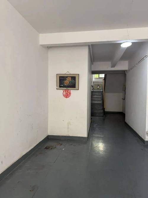 整洁空旷的居民楼道场景