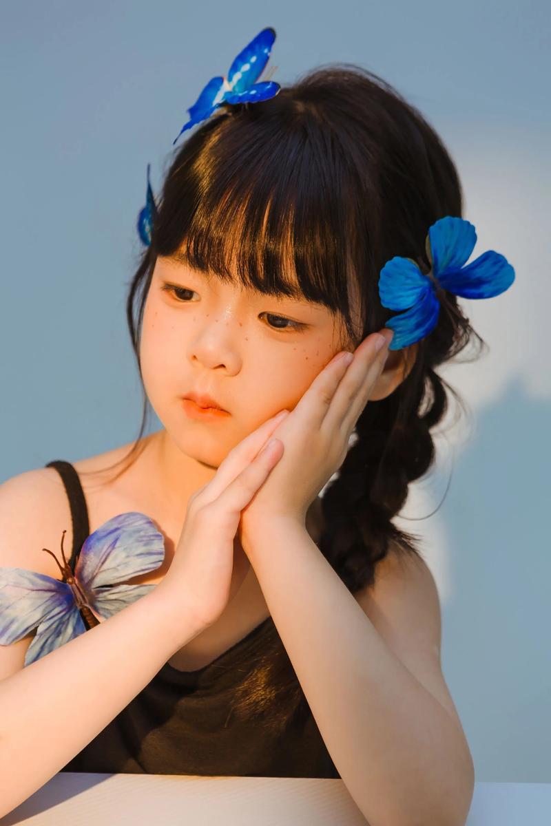 一个小女孩埋蝴蝶的温柔瞬间