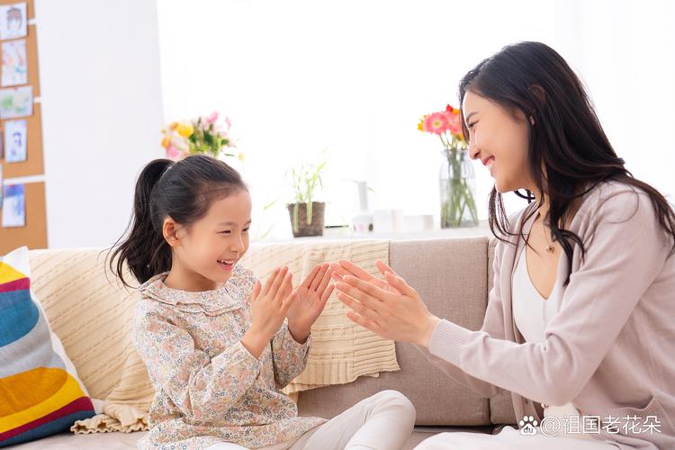 妈妈和孩子在家学习互相鼓励的温馨画面