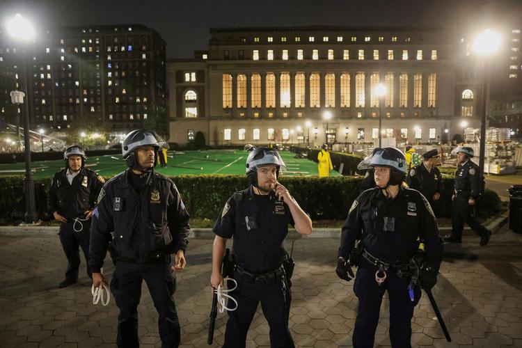 美国大学校园警务站户外场景