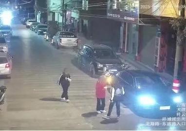 普通人夜晚下班遇抢劫街头场景图