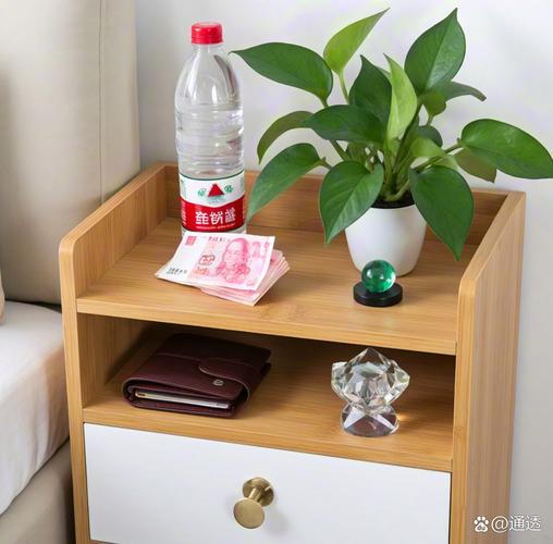 家庭床头柜随手放常用应急物品摆放