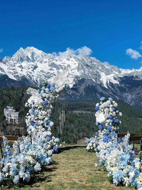 云南虎跳峡悬崖婚礼玉龙雪山背景