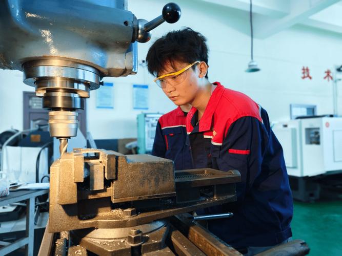 现代车间里老师傅指导年轻人操作机床