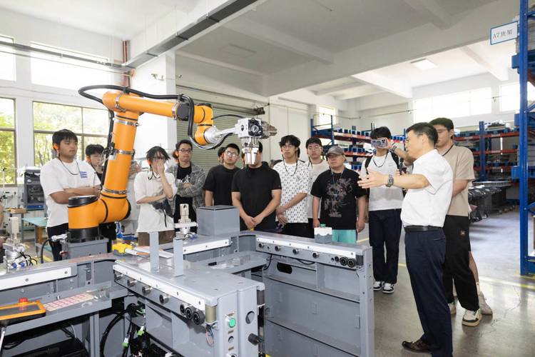 中小机加厂车间协作机器人实际作业图