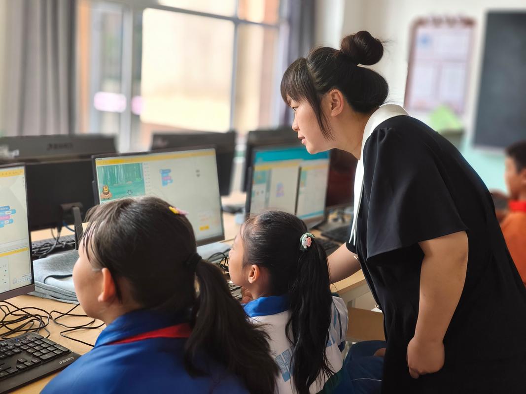 远程同步课堂城乡学生互动笑脸特写