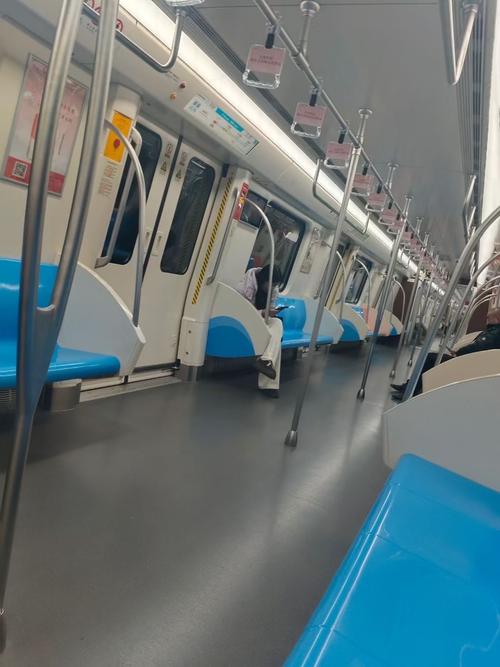 城市地铁晚高峰终点空车厢