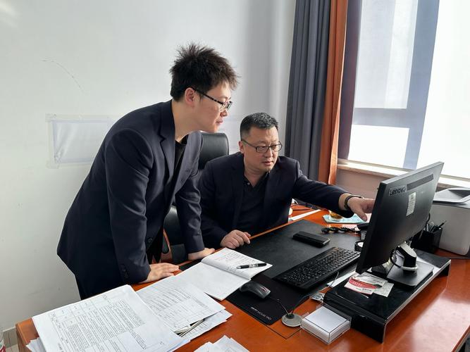 企业老员工带新人现场办公场景