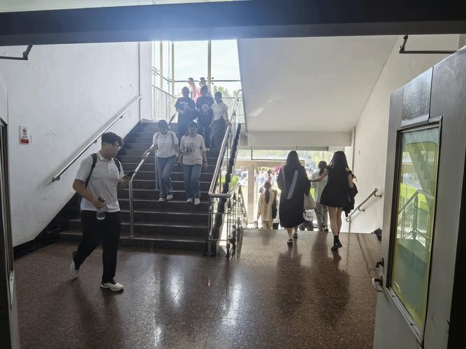 中学走廊转角堵人场景实拍