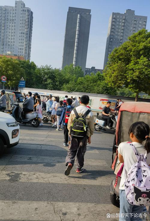 清晨六点家长开车送孩子上学堵车场景