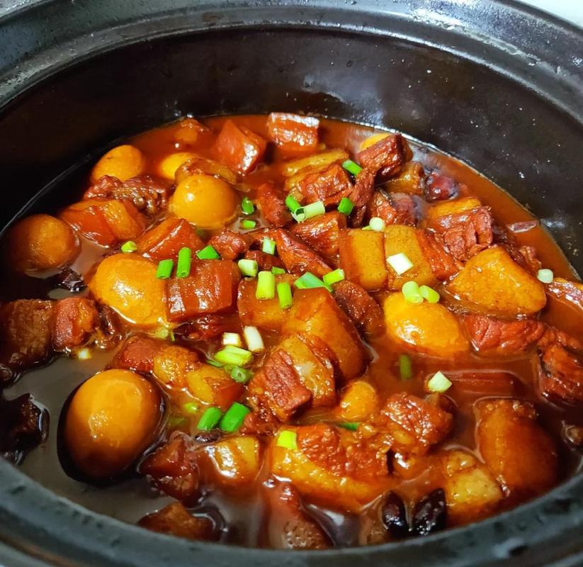 老式陶瓷砂锅里温着的老人给孙辈留的红烧肉