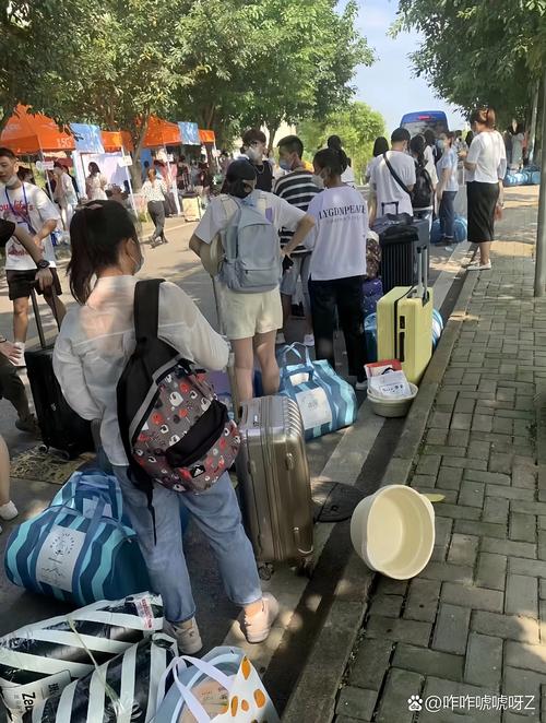 毕业季高校宿舍收拾行李离校场景