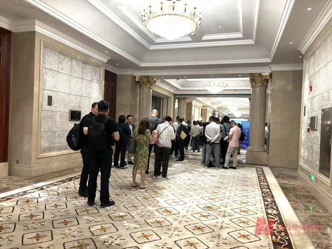 传统企业采购线下排队签字场景图