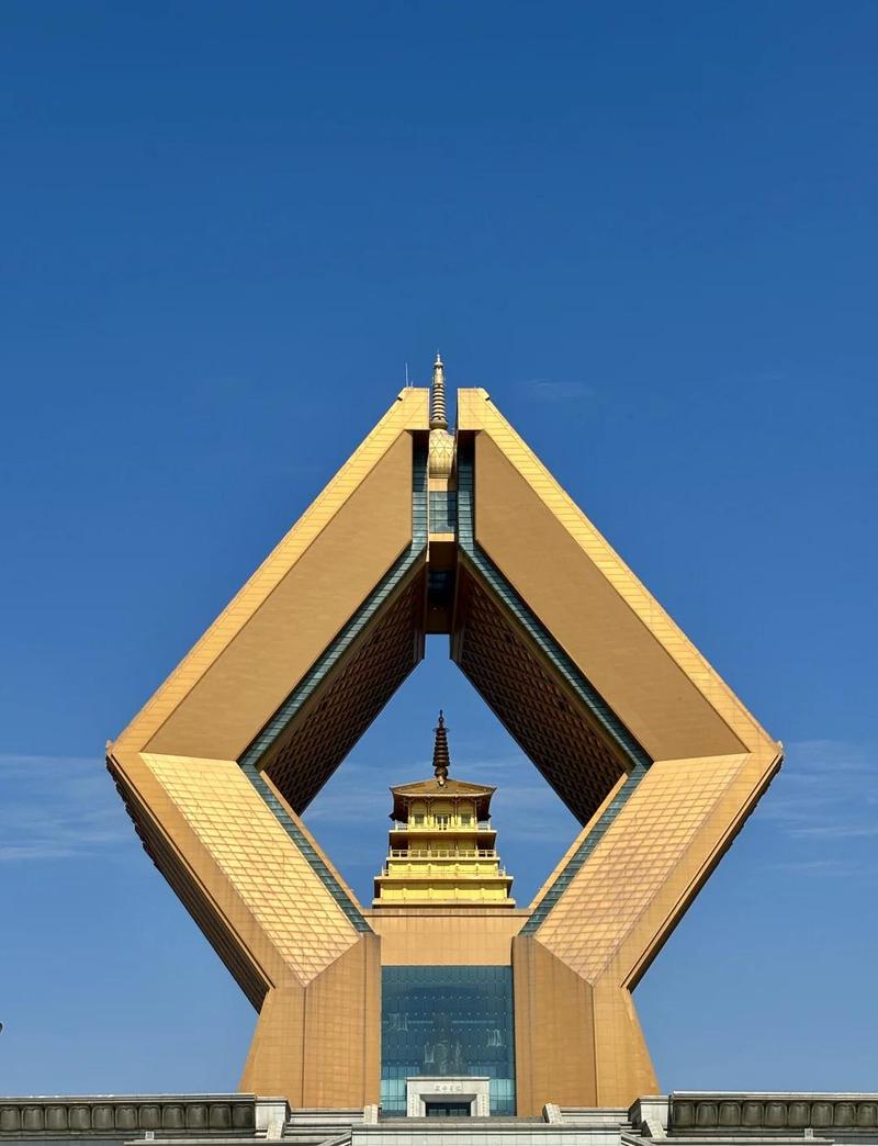 法门寺合十舍利塔仰拍配侧旁千年古柏