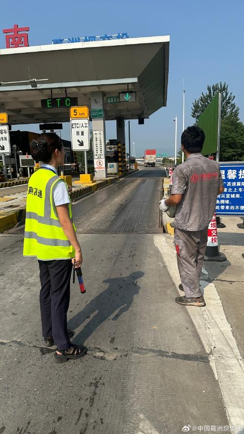 近代现代重要史迹入口穿马甲人员拦路收费实拍