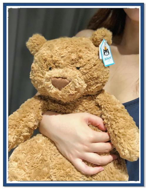成人卧室床上一排Jellycat玩偶