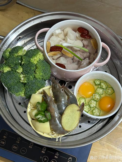分层蒸制多种家常食材的蒸锅内部图