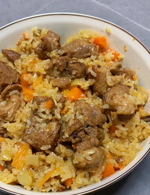 新疆天山天池周边特色手抓饭美食