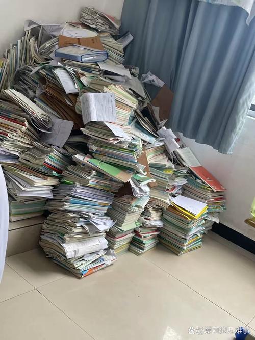 家庭书房堆着的未拆封辅导资料
