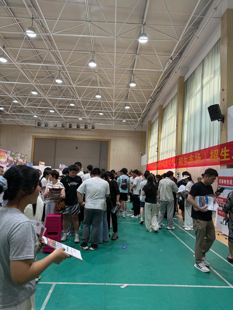 中考后家长学生共同查看招生简章场景