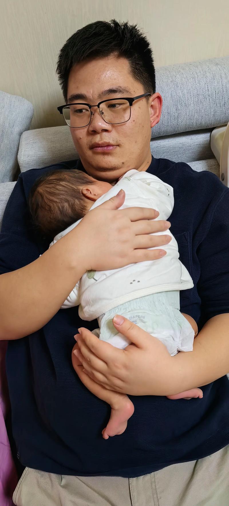 新手爸爸抱新生儿胸口贴胸口实拍