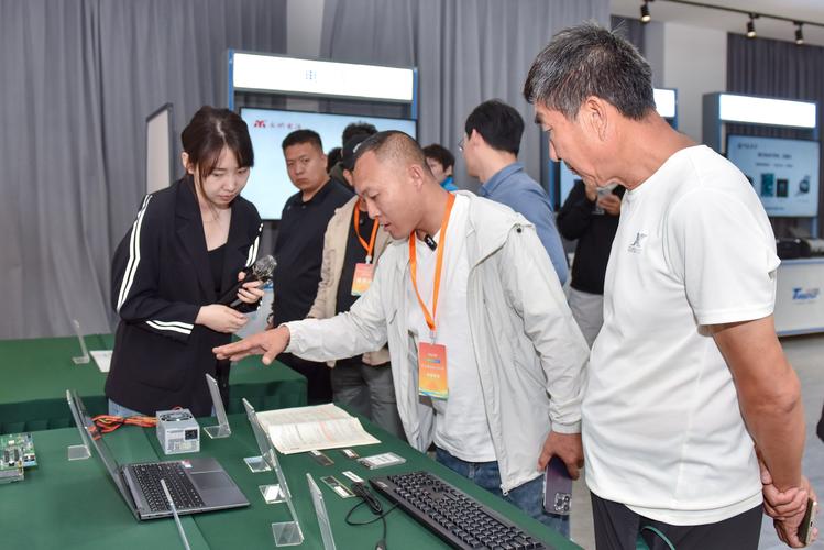产学研对接会冷清现场企业代表低头看手机